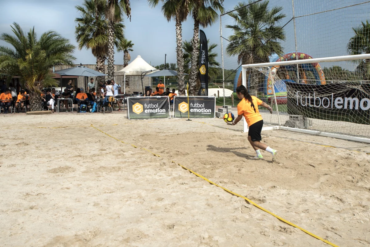 post card Participacion femenina batalla beach.webp